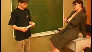 Зрелая очкастая училка занимается сексом в аудитории с молоденьким студентом