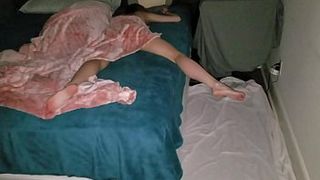 Дядя стащил со спящей племянницы трусы и аккуратно ей вставил