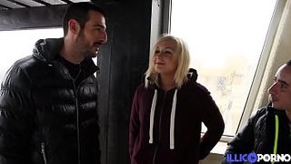 Парни за деньги в два ствола поимели молодую давалку до камшота в рот