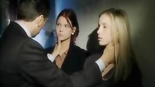 Препод развлекается с двумя привлекательными студентками
